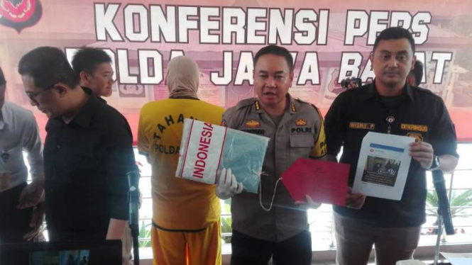 Kepolisian Daerah Jawa Barat memperlihatkan seorang pria tersangka penyebar hoax tentang pelanggaran pemilu di Bandung, Selasa, 23 April 2019.