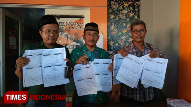 Saifudin Zuhri (tengah), didampingi dua rekannya dari PKB, menunjukkan bukti perselisihan perolehan suara, di Kantor KPU Lamongan, Selasa (23/4/2019). (FOTO: MFA Rohmatillah/TIMES Indonesia)