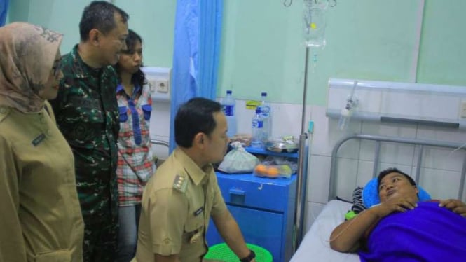 Wali Kota Bogor Bima Arya menjenguk petugas penyelenggara pemilu yang dirawat di sebuah rumah sakit di kota itu pada Selasa, 23 April 2019.