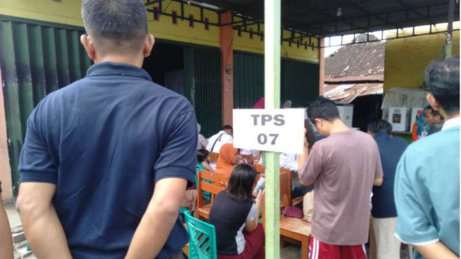 Ketua KPU NTB, Suhardi Soud saat memantau pencoblosan di Kota Mataram