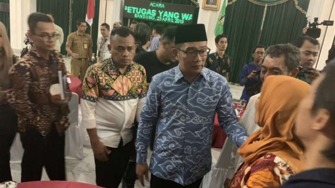 Gubernur Jawa Barat Ridwan Kamil seusai memberi santunan kepada keluarga petugas pemilu yang meninggal dunia di Gedung Sate, Kota Bandung, Selasa, 23 April 2019.