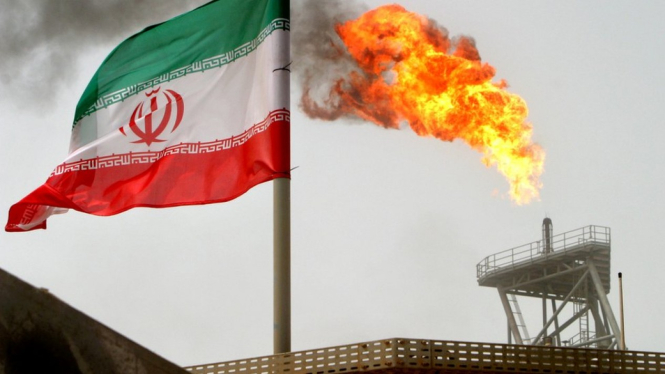 Semburan api tampak di ladang minyak Soroush di Iran.-Reuters