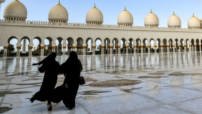 Dua perempuan berjalan di kompleks Masjid Agung Sheikh Zayed di Abu Dhabi, Uni Emirat Arab. (foto ilustrasi). - AFP/Getty Images