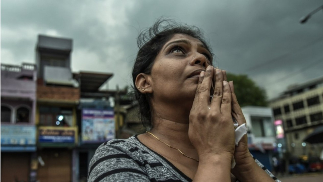 Seorang perempuan Sri Lanka berdoa dekat Gereja St Anthony di Kolombo, Sri Lanka, yang merupakan lokasi pengeboman pada Minggu (21/04).-Getty Images