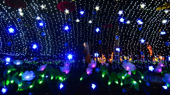 Pengunjung menikmati wisata keindahan Pesona Taman Lampion, di Taman Dadaha, Kota Tasikmalaya, Jawa Barat, Jumat, 19 April 2019.