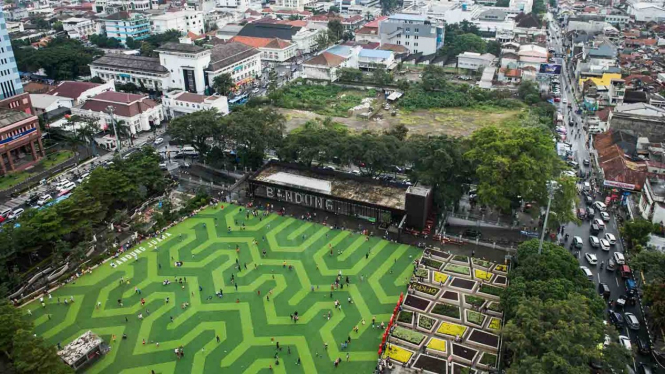 Suasana alun-alun kota Bandung dipadati wisatawan di Bandung, Jawa Barat, Jumat, 19 April 2019.