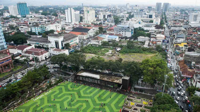 Suasana alun-alun kota Bandung dipadati wisatawan di Bandung, Jawa Barat, Jumat, 19 April 2019.