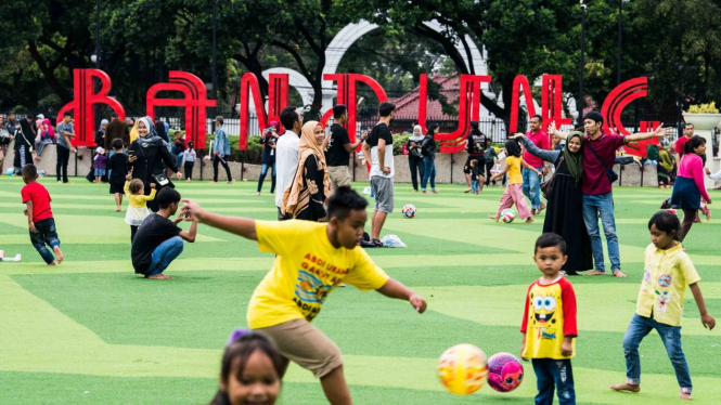 Wisatawan memadati Alun-alun kota Bandung, Jawa Barat, Jumat, 19 April 2019.