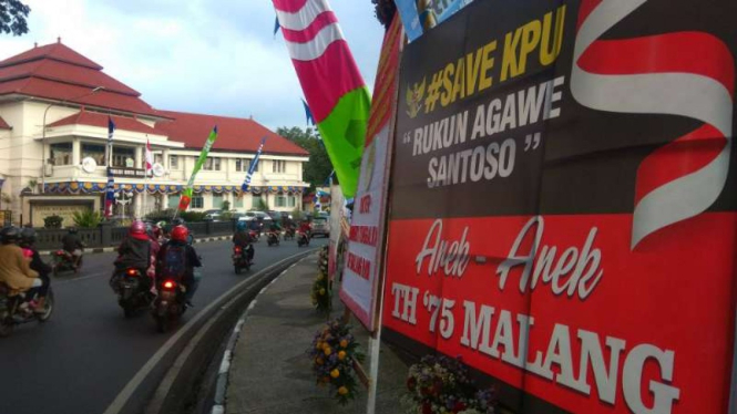Puluhan Karangan Bunga menghiasi bundaran Tuga Balai Kota Malang.
