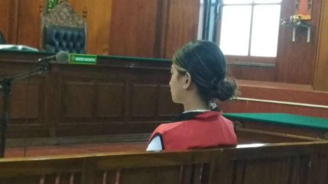 Aktris Vanessa Angel, terdakwa perkara prostitusi, menjalani sidang perdana di Pengadilan Negeri Surabaya, Jawa Timur, pada Rabu, 24 April 2019.