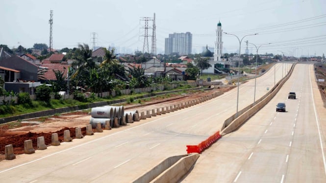 Kendaraan melintas di proyek jalan tol Depok Antasari