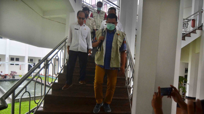 Petugas Komisi Pemberantas Korupsi (KPK) keluar ruangan seusai melakukan penggeledahan ruang kerja Walikota Tasikmalaya Budi Budiman di Bale Kota Tasikmalaya, Jawa Barat, Rabu, 24 April 2019.