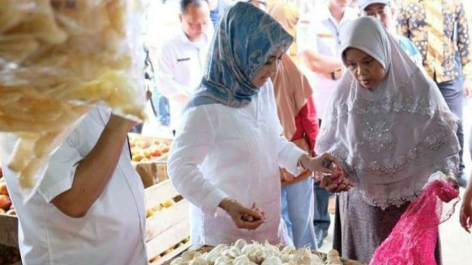 Kemendag sidak harga bawang. 