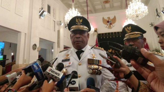 Gubernur baru Maluku Murad Ismail usai dilantik oleh Presiden Joko Widodo di Istana Negara, Jakarta, Rabu 24 April 2019.