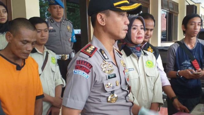 Kepala Polres Garut AKBP Budi Satria Wiguna dalam konferensi pers tentang hasil penyelidikan sementara atas belasan anak berperilaku seks menyimpang pada Rabu, 24 April 2019.