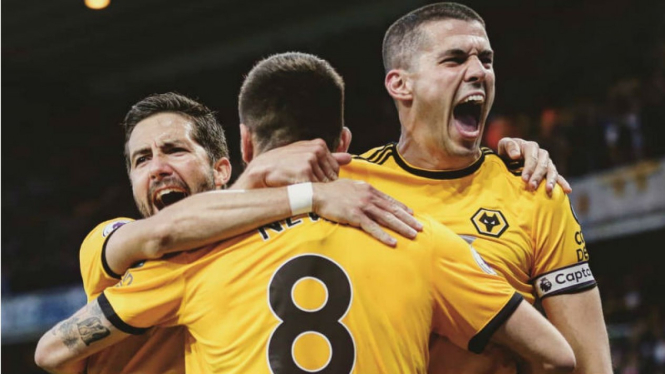 Para pemain Wolverhampton merayakan gol ke gawang Arsenal