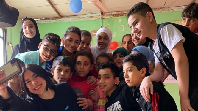 Dua Lipa dan Anak-anak Korban Perang Suriah