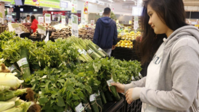Supermarket di Vietnam menggunakan daun pisang untuk bungkus sayuran