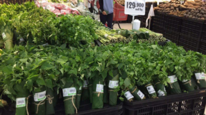 Supermarket di Vietnam menggunakan daun pisang untuk bungkus sayuran