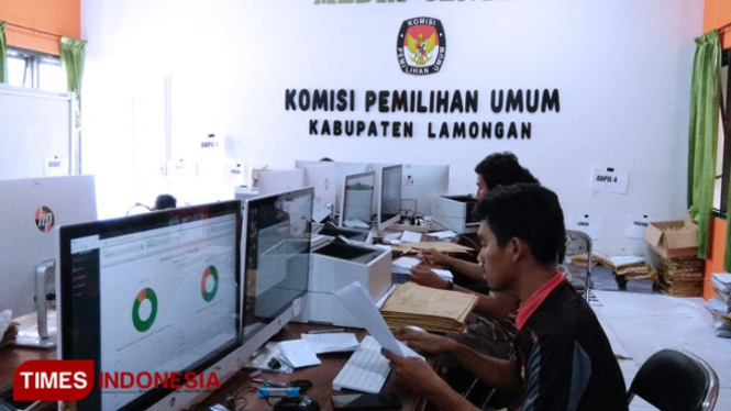 Proses entry data dari formulir C-1 ke Situng, di kantor KPU Lamongan, Kamis (25/4/2019). (FOTO: MFA Rohmatillah/TIMES Indonesia)