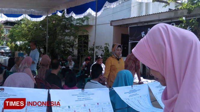 Pemungutan Suara di TPS di Palembang. (FOTO: Rochman/TIMES Indonesia)