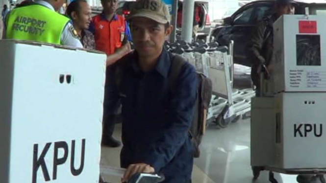 Petugas KPU Kabupaten Pangkep, Sulawesi Selatan, membawa logistik pemilu untuk pemungutan suara ulang di pulau terluar kabupaten itu melalui Bandara Sultan Hasanuddin di Makassar, Kamis, 25 April 2019.