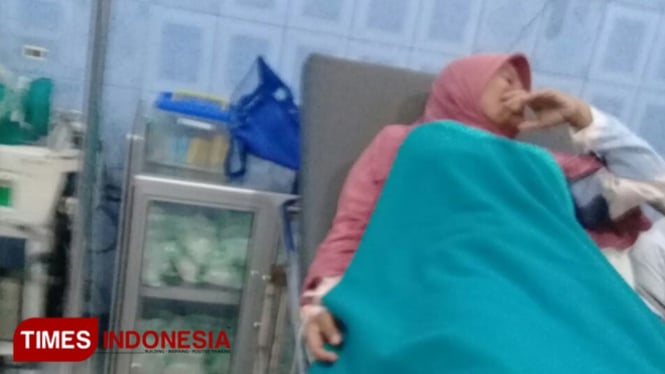 Imroatul terbaring lemas di rumah sakit pasca mengalami keguguran saat menjalankan tugasnya di Pemilu 2019. (FOTO: Ardiyanto/ TIMES Indonesia)