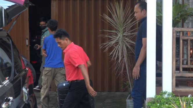 Aparat Komisi Pemberantasan Korupsi mendatangi rumah pribadi Bupati Solok Selatan, Muzni Zakaria, di Jalan Mataram Nomor S 12, Kota Padang, Sumatera Barat, Kamis, 25 April 2019.