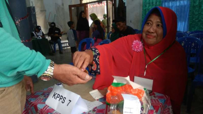 Pemungutan suara ulang atau coblosan ulang di TPS 17 Sukoharjo, Klojen, Kota Mal