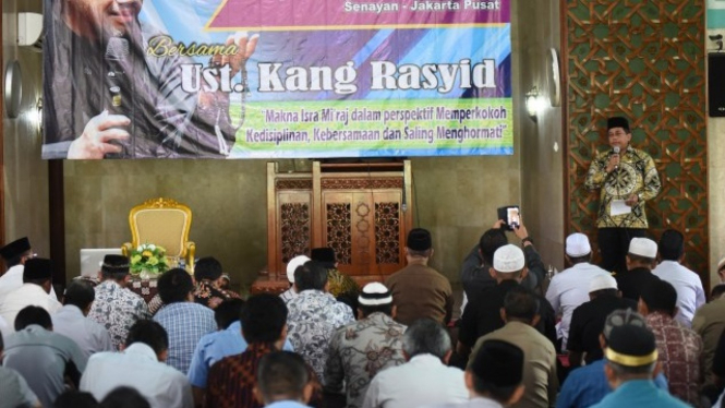 Sekretaris Jenderal DPR RI Indra Iskandar memberikan sambutan pada Peringatan Isra Miraj 1440 H di Masjid Baiturahman, Senayan. 