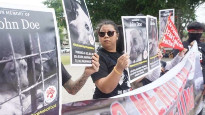 Koalisi Dog Meat Free Indonesia unjuk rasa di Solo