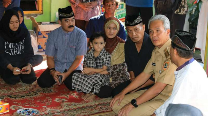 Gubernur Jawa Tengah Ganjar Pranowo melayat ke rumah Bambang Saptono, anggota KPPS di Kota Semarang yang meninggal dunia usai bertugas dalam pemilu, pada Kamis, 25 April 2019.