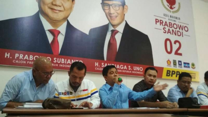 Ketua Badan Pemenangan Provinsi Prabowo-Sandi wilayah Jawa Timur, Soepriyatno (tengah) dalam konferensi pers di Surabaya, Kamis, 25 April 2019.