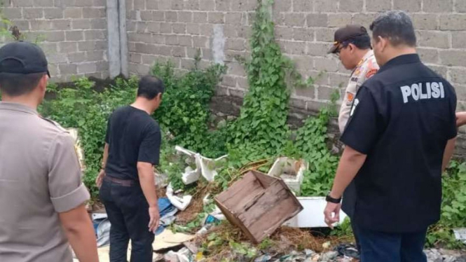 Polisi mengecek TKP pembunuhan pemilik tempat cuci motor di Kalideres, Jakbar.
