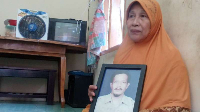 Manih Hasan, istri Niman Muslim, seorang petugas KPPS yang meninggal dunia, saat ditemui di rumah duka di Kelurahan Bedahan, Sawangan Depok, Jawa Barat, Kamis, 25 April 2019.
