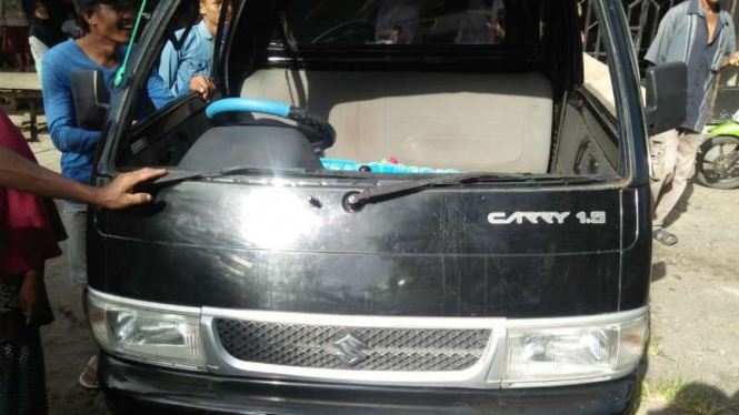 Mobil Carry yang mengalami kecelakaan di Desa Pejanggik, Lombok Tengah, NTB.