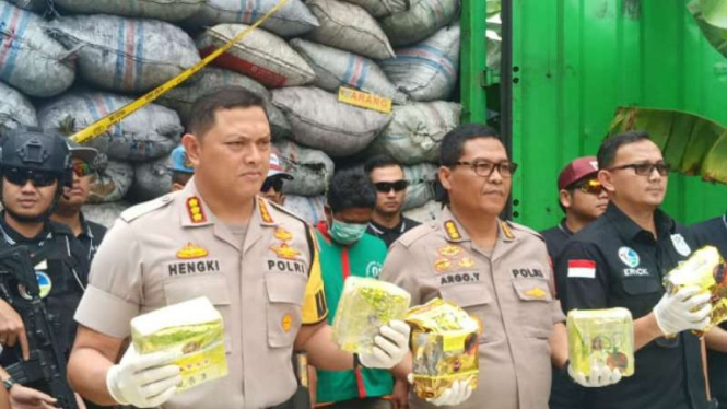 Polres Jakarta Barat merilis pengungkapan kasus sabu disamarkan arang.