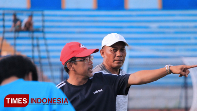 Pelatih Persela Lamongan, Aji Santoso, memberikan arahan kepada pemainnya, dalam sesi latihan di Stadion Surajaya Lamongan, Kamis (25/4/2019). (FOTO: MFA Rohmatillah/TIMES Indonesia)