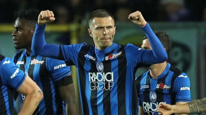 Striker Atalanta, Josip Ilicic, merayakan gol