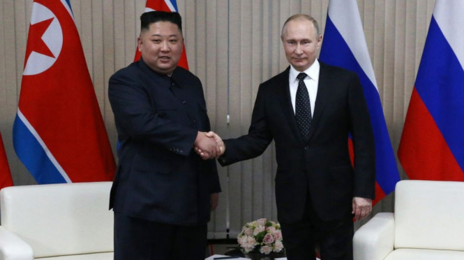 Kedua pemimpin negara itu berjabat tangan di Pulau Russky, di dekat kota pelabuhan Vladivostok, di timur jauh Rusia, Kamis (25/04).-Mikhail Svetlov/Getty Images