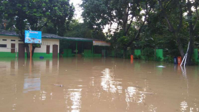 Banjir di sebuah sekolah di Pejaten Timur, Jumat, 26 April 2019.