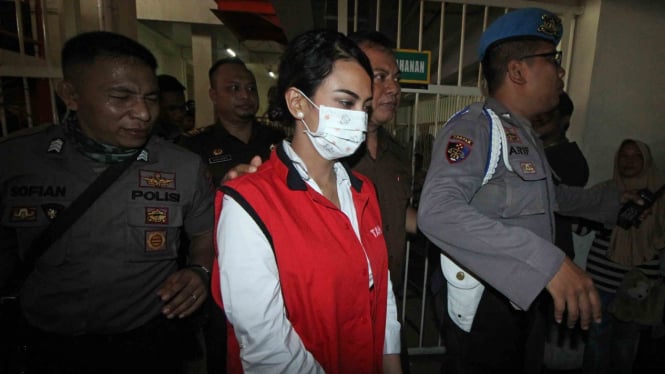 Terdakwa kasus dugaan penyebaran konten asusila Vanessa Angel (tengah) dikawal petugas sebelum menjalani sidang perdana di Pengadilan Negeri (PN) Surabaya, Jawa Timur