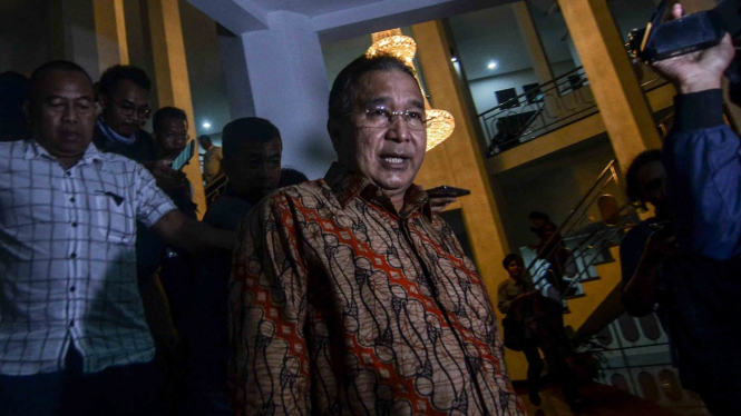 Walikota Tasikmalaya Budi Budiman keluar dari ruang kerjanya usai diperiksa sakaligus menyaksikan proses penggeledahan dari Komisi Pemberantas Korupsi (KPK) di Bale Kota Tasikmalaya, Jawa Barat