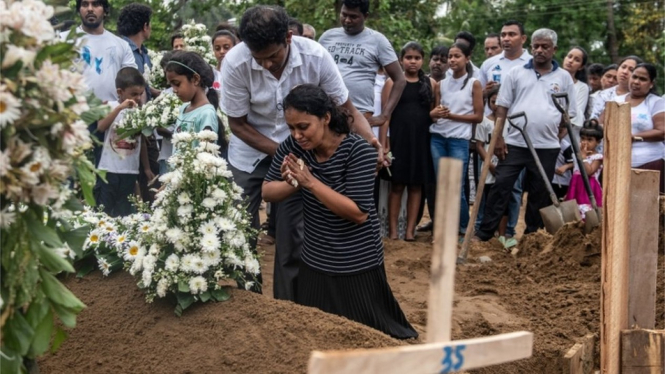 Seorang perempuan menangis di pusara salah satu korban serangan di Sri Lanka.-Getty Images