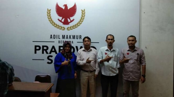 Tim Advokasi dan Hukum Posko BPP Prabowo-Sandiaga wilayah Sumatera Utara saat mengumumkan pembukaan posko pengaduan dugaan pelanggaran pemilu di Medan, Jumat 26 April 2019.