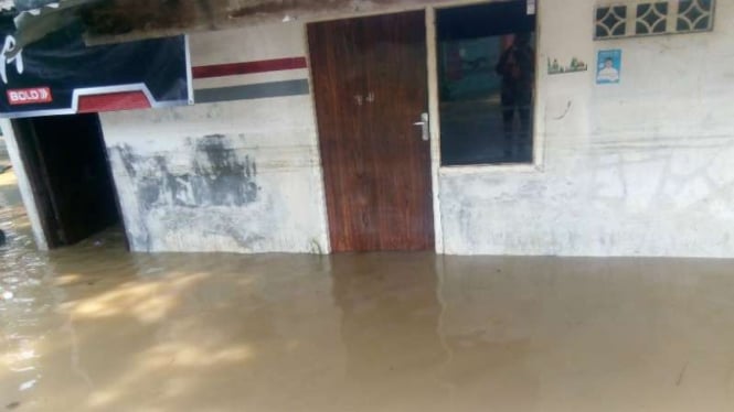 Banjir di Panunggangan Barat, Cibodas, Tangerang, Jumat, 26 April 2019.