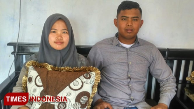 Anggota KPPS di Bondowoso,  Lupnatul Hairoh ditemani suaminya, Muhammad Abdul Fawaid, saat ditemui di kedimannya. (FOTO: Moh Bahri/TIMES Indonesia)