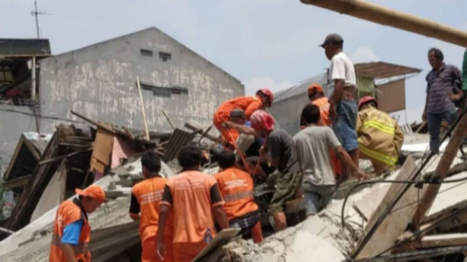 Evakuasi korban rumah yang roboh di Johar Baru, Jakarta Pusat