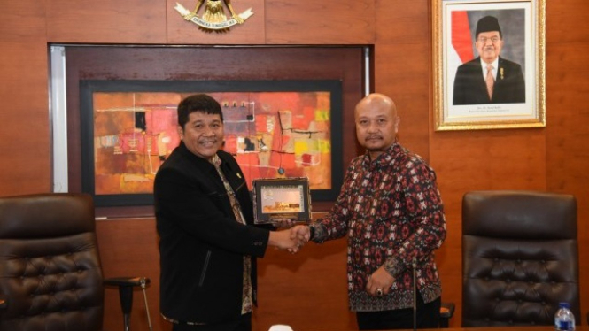Pelaksana Harian (Plh) Kepala Biro Kesekretariatan Pimpinan Setjen dan BK DPR RI Budi Jatnika (kiri) memberikan cinderamata kepada Anggota Badan Musyawarah (Bamus) DPRD Kota Yogyakarta.