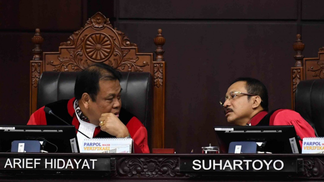 Hakim Konstitusi Arief Hidayat (kiri) dan Suhartoyo (kanan) saat mengikuti sidang putusan.